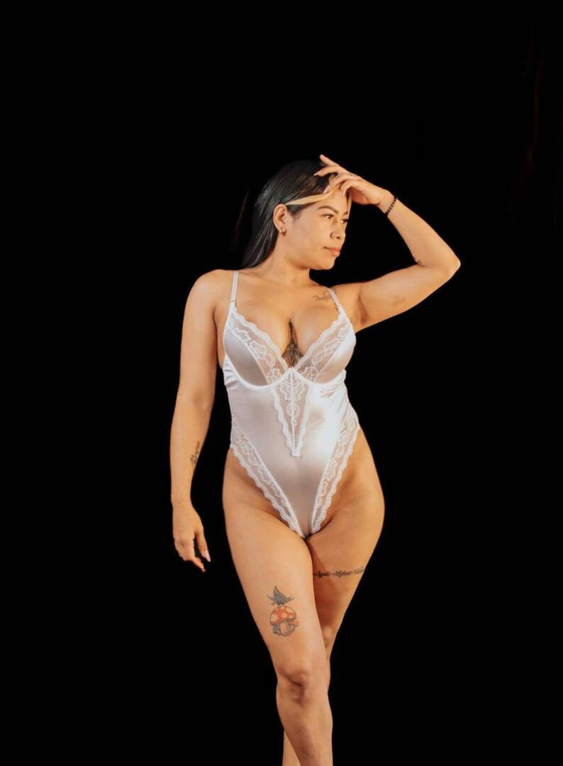 Cloe hot
